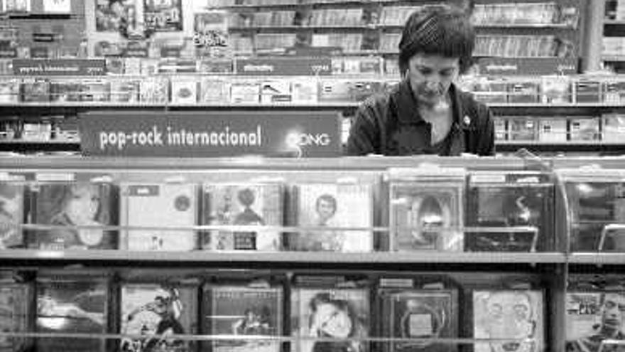 Discográficas y artistas se embolsaron el pasado año 250 millones de euros por las ventas de CD. / rafa estévez