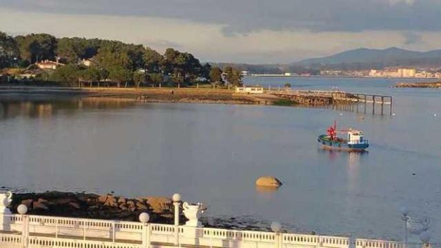 Una vista del puerto de la isla de A Toxa, situado a escasos metros del Gran Hotel La Toja y el club de golf. // FDV