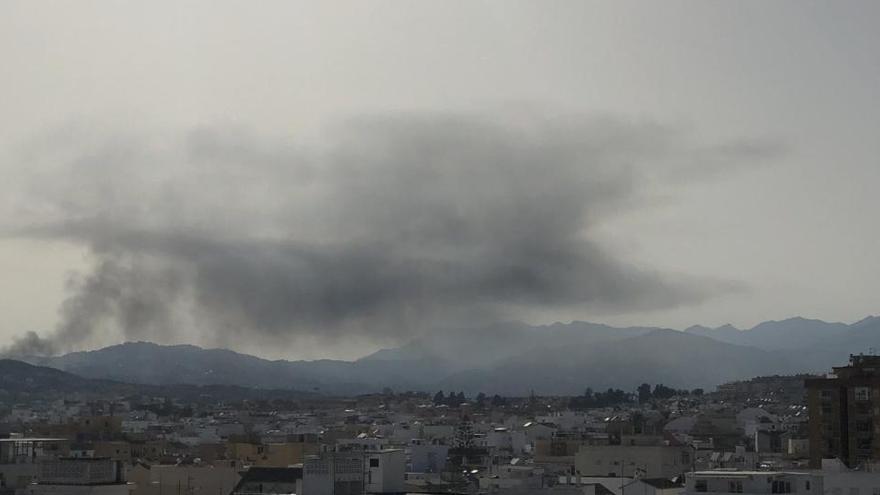 Imagen distante del humo provocado por el fuego en Mijas.