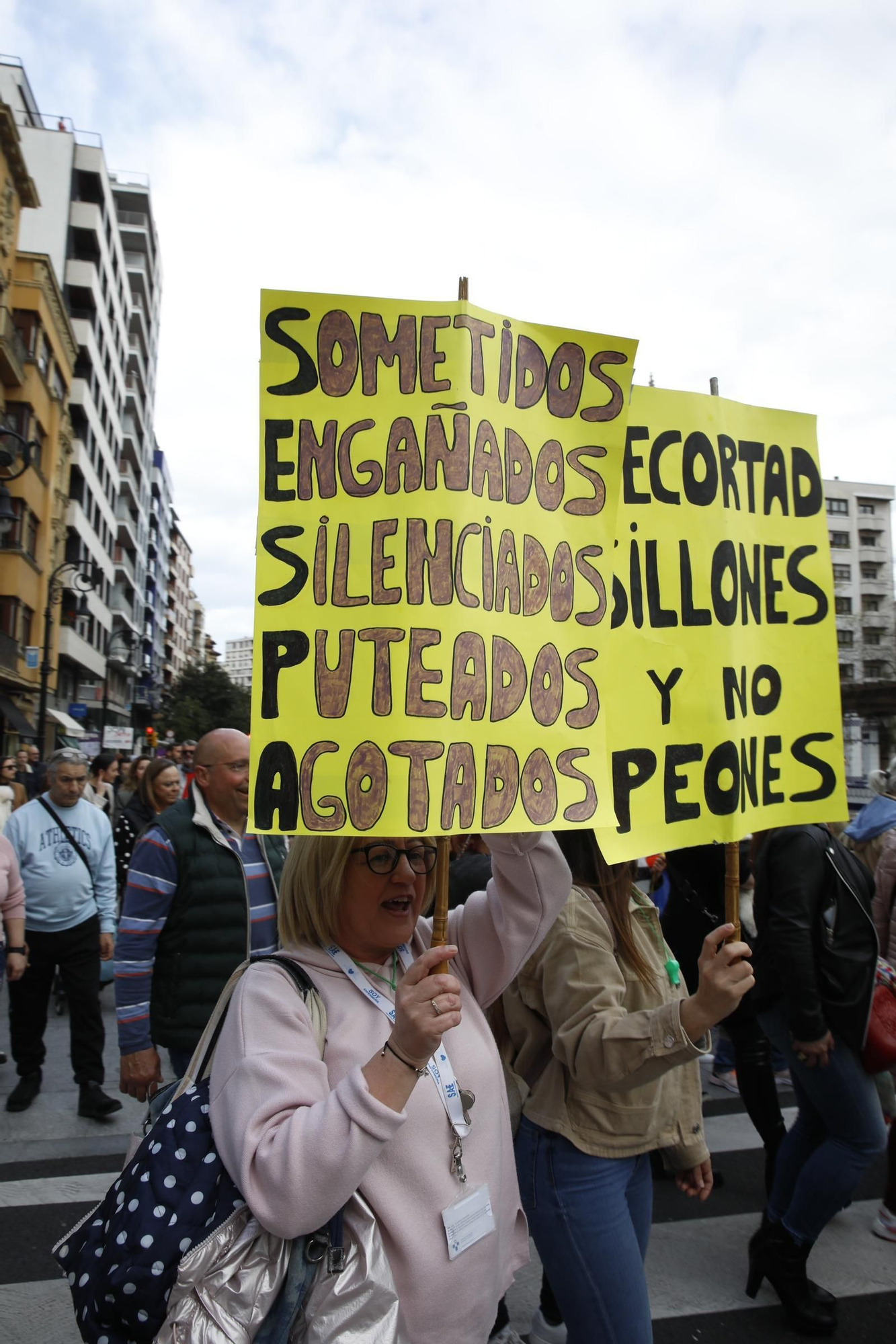 En imágenes: Los sanitarios se manifiestan en Gijón al grito de "no queremos más dinero, queremos mejores condiciones laborales"