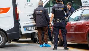 Levantamiento del cadáver del peluquero apuñalado en Valencia