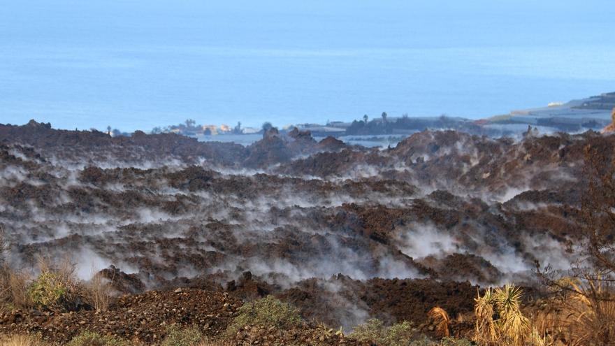 El campo de coladas de lava amanece con evaporación de vapor de agua tras el calentamiento del sol