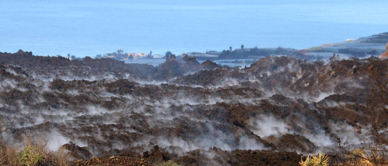 El campo de coladas de lava amanece con evaporación de vapor de agua tras el calentamiento del sol