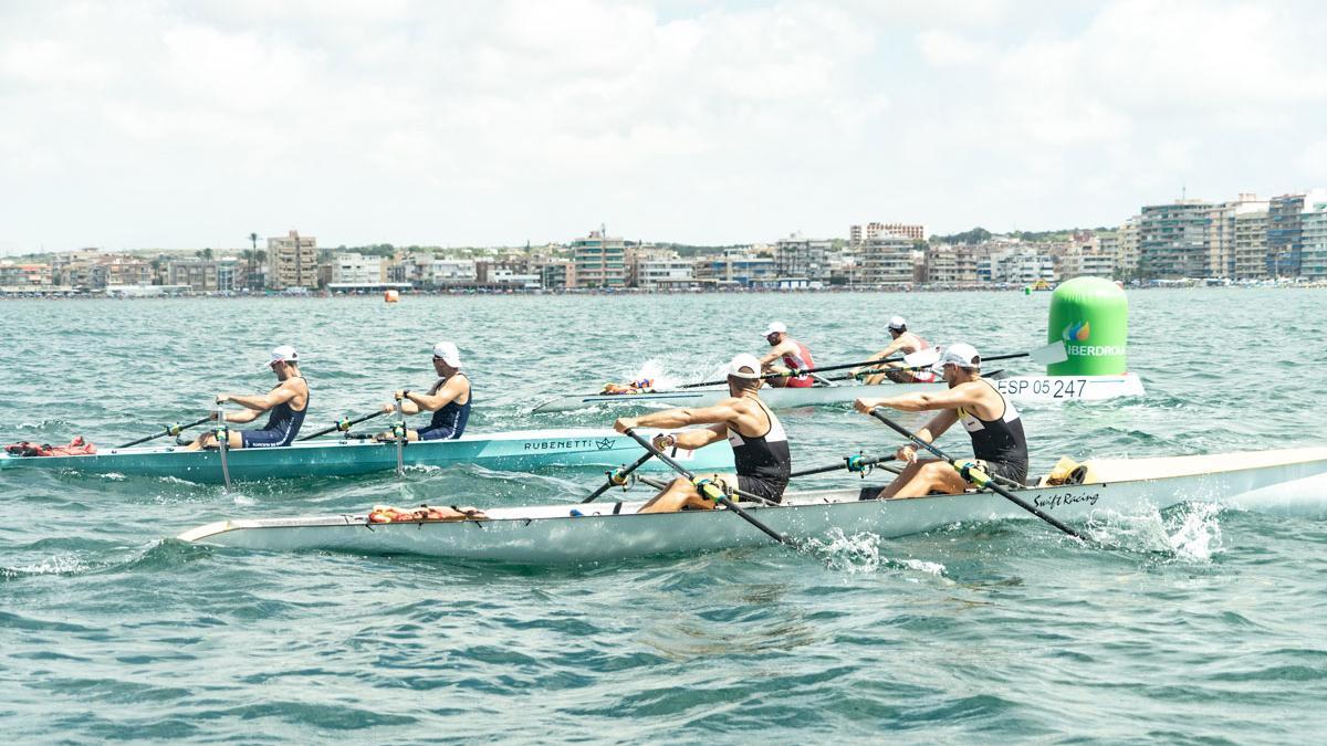 Los remeros, en pleno esfuerzo, durante una regata