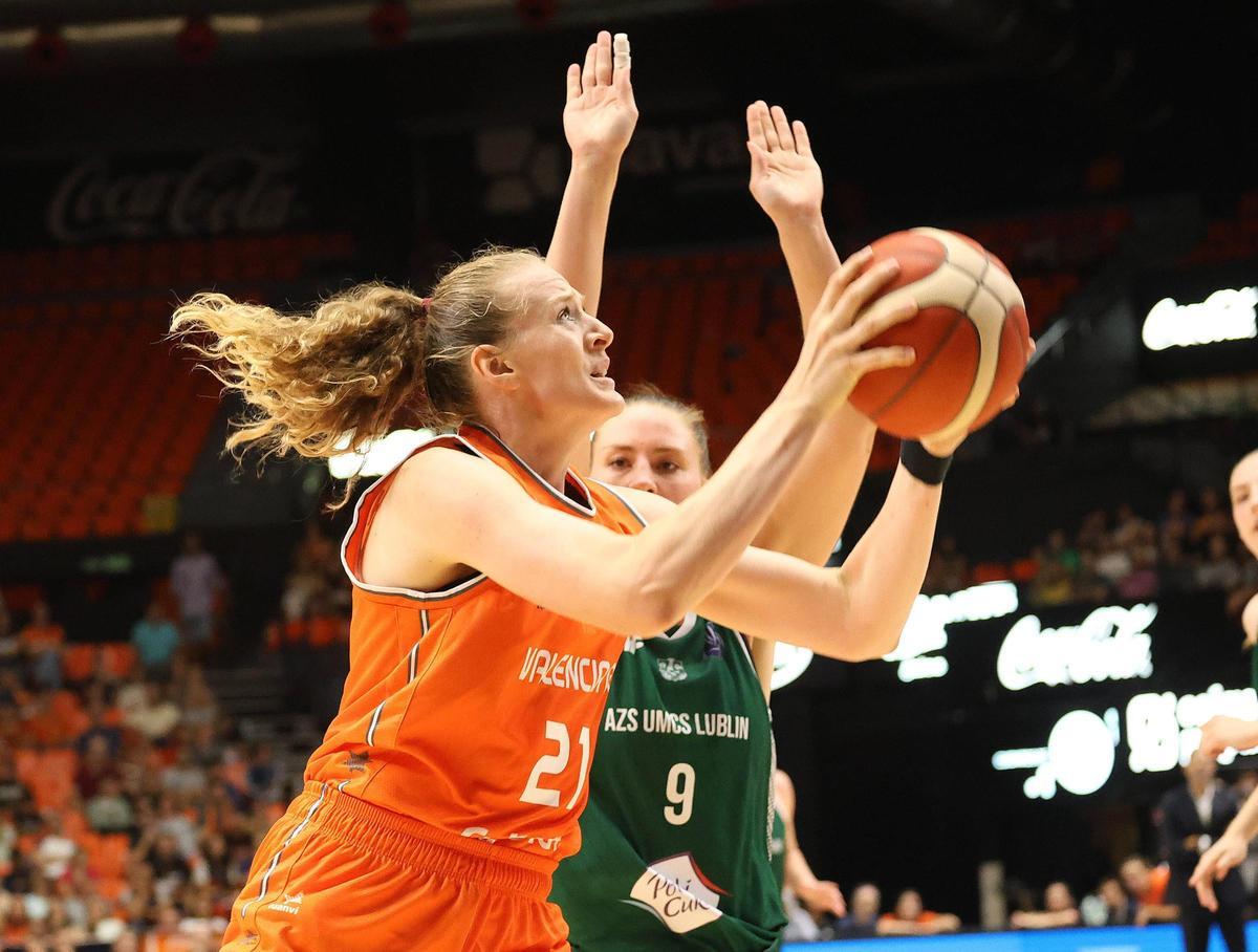 Marie Gülich, la mejor del partido con 10 puntos y 11 rebotes ante el AZS UMCS Lublin