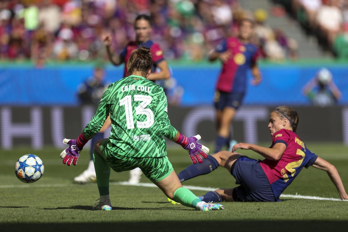 Irene Paredes introduce el balón en la portería de Cata Coll en un autogol que fue anulado.