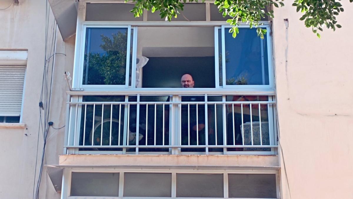 Znedeck Nachmilner, asomado a la terraza de su piso en alquiler en Dos Hermanas, en Málaga capital.