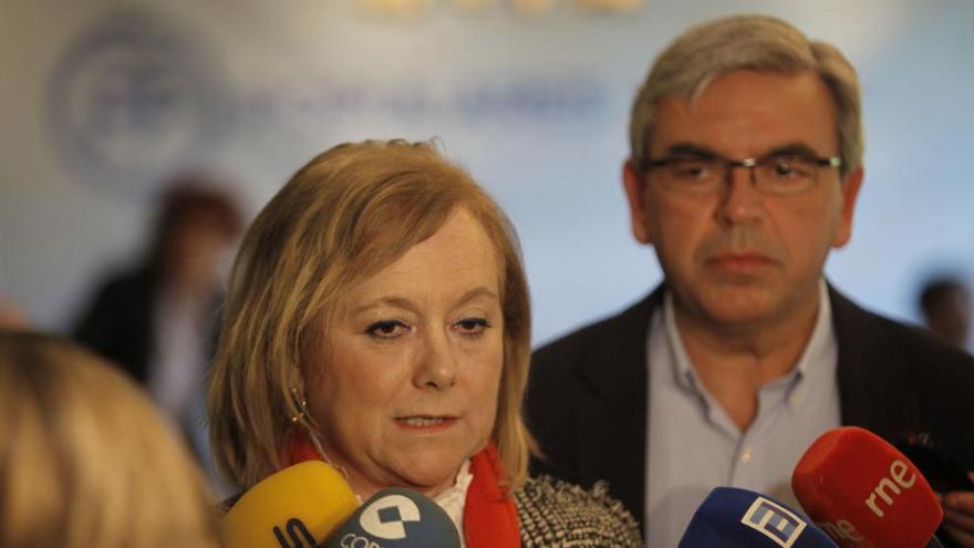 Mercedes Fernández, esta mañana, junto a Mariano Marín, presidente del PP de Gijón.