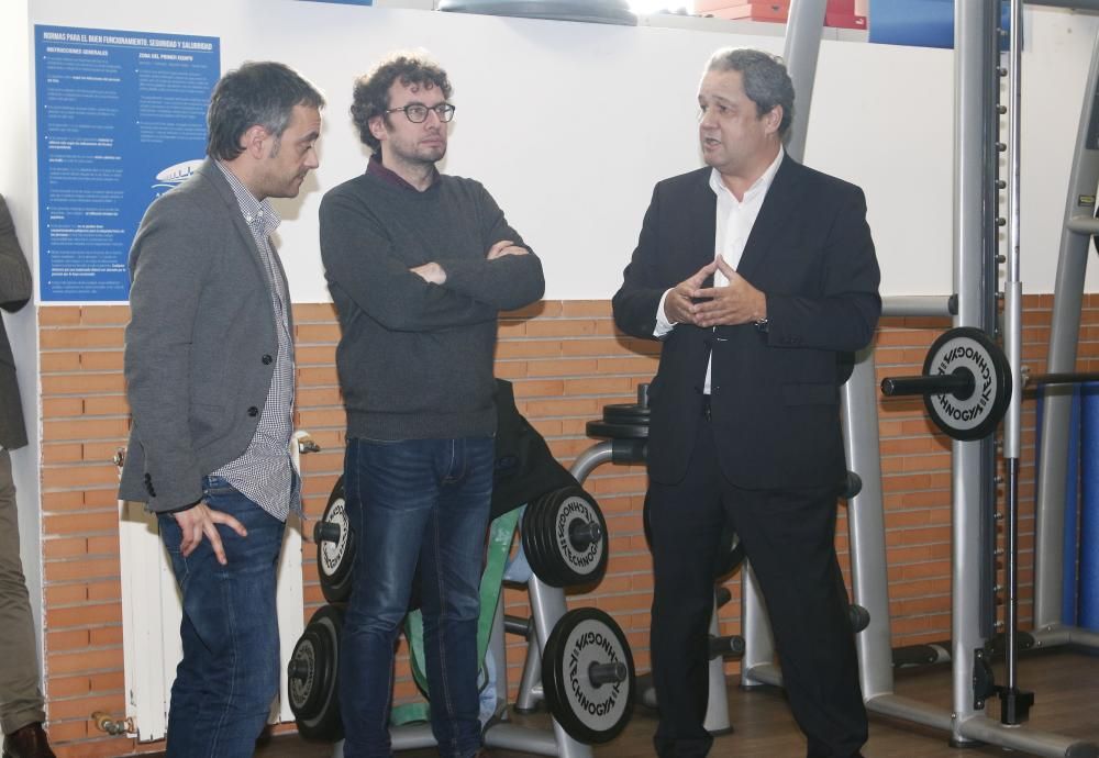 El presidente del Deportivo, Tino Fernández, acompañóal alcalde en su reunión con el equipo.