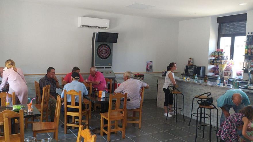 Los vecinos de Samir disfrutando de un agradable momento en el bar. | CHANY SEBASTIÁN