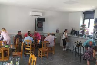 Tres jóvenes de Cuba emigran a Aliste para abrir el bar del pueblo en Samir