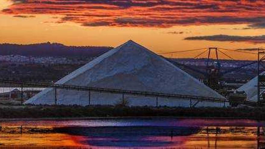 La superficie comercial se propone entre la variante y las instalaciones de las salinas «tapando», según la oposición y el pequeño comercio, el paisaje salinero.