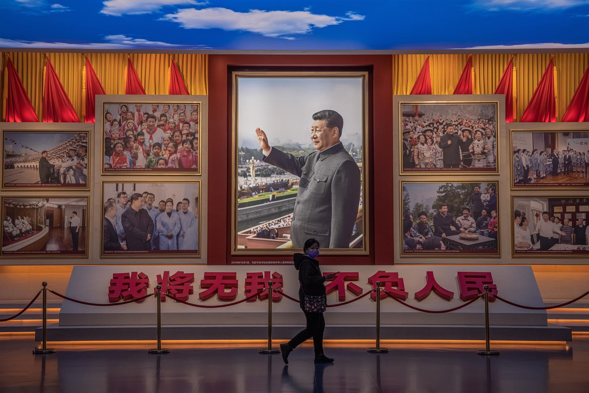 Un visitante camina frente a un cuadro del presidente chino Xi Jinping en el Museo del Partido Comunista, en Pekín.