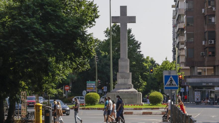 Cruz de los Caídos de Cáceres: ¿firmas de quién?