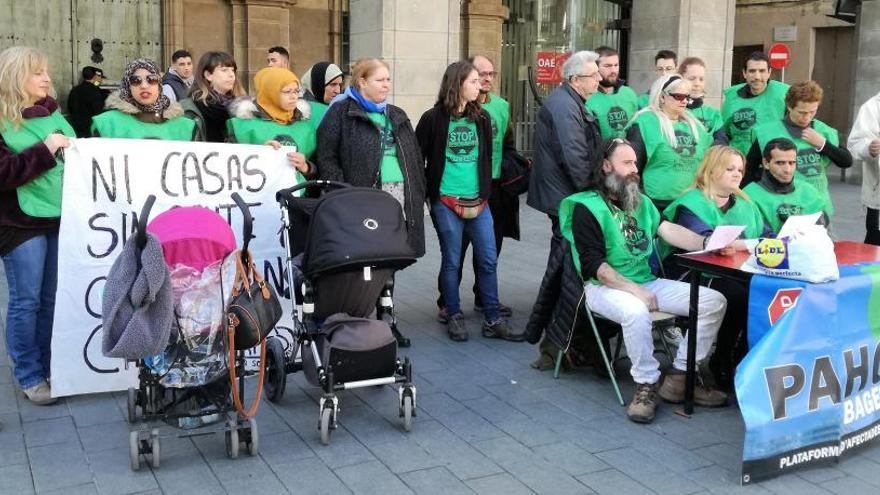 Membres de la PAHC en la roda de premsa que van fer dijous a la plaça Major