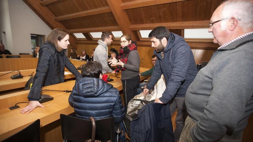 El alcaldable del PSOE, Luis López Bueno, con ediles del actual grupo municipal socialista en el último pleno de A Estrada. // Bernabé / Cris M.V.