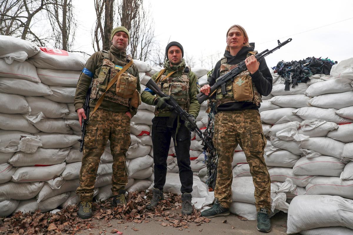 Los miembros de la banda Antytila, el cantante y líder de la banda Taras Topolia (centro), el teclista Serhii Vusyk (izquierda) y el guitarrista Dmytro Zholud (derecha) posan para un retrato en Kiev, Ucrania, el 24 de marzo de 2022 (publicado el 25 de marzo de 2022). Antytila es una de las bandas más conocidas de Ucrania y ahora son miembros de las Fuerzas de Defensa Territorial.