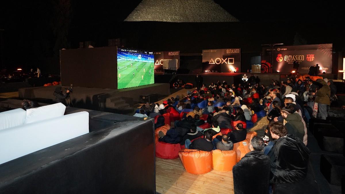 Aficionados en El Cairo viendo partidos de LaLiga