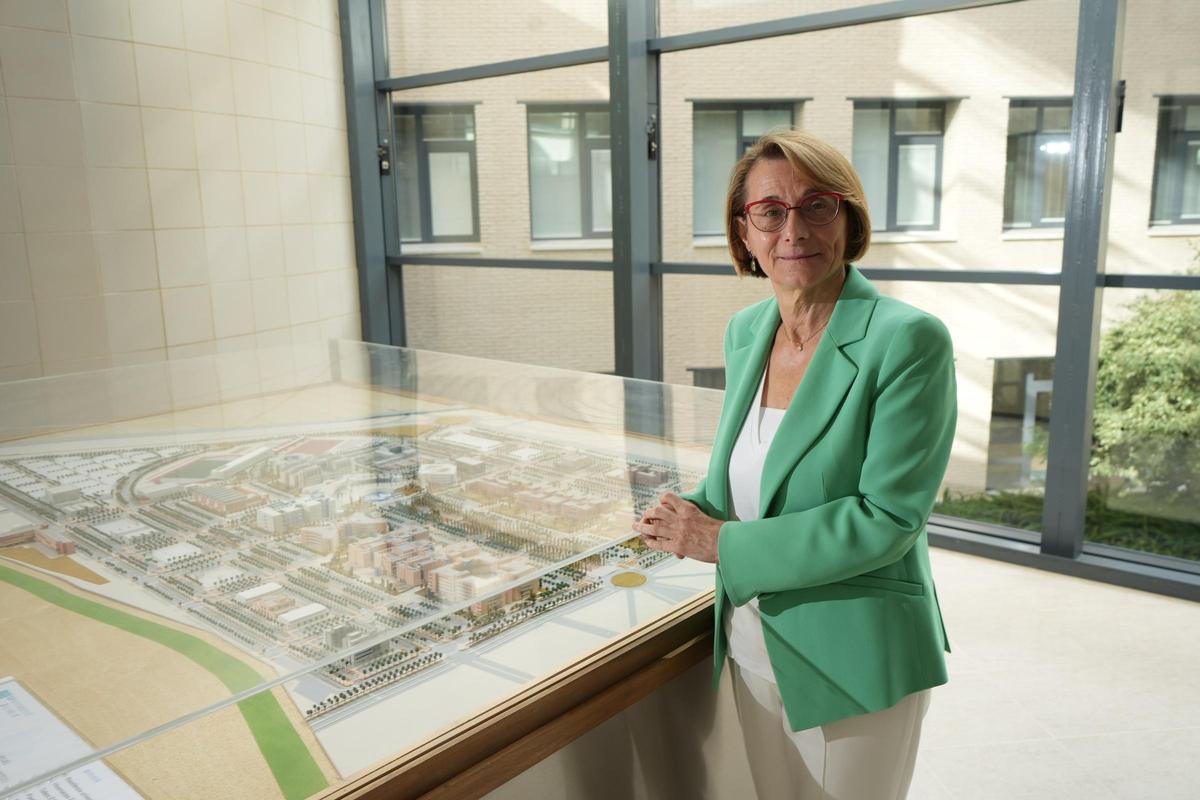 La rectora de la UJI, Eva Alcón, junto a una maquesta del campús de la avenida Sos Baynat de Castelló