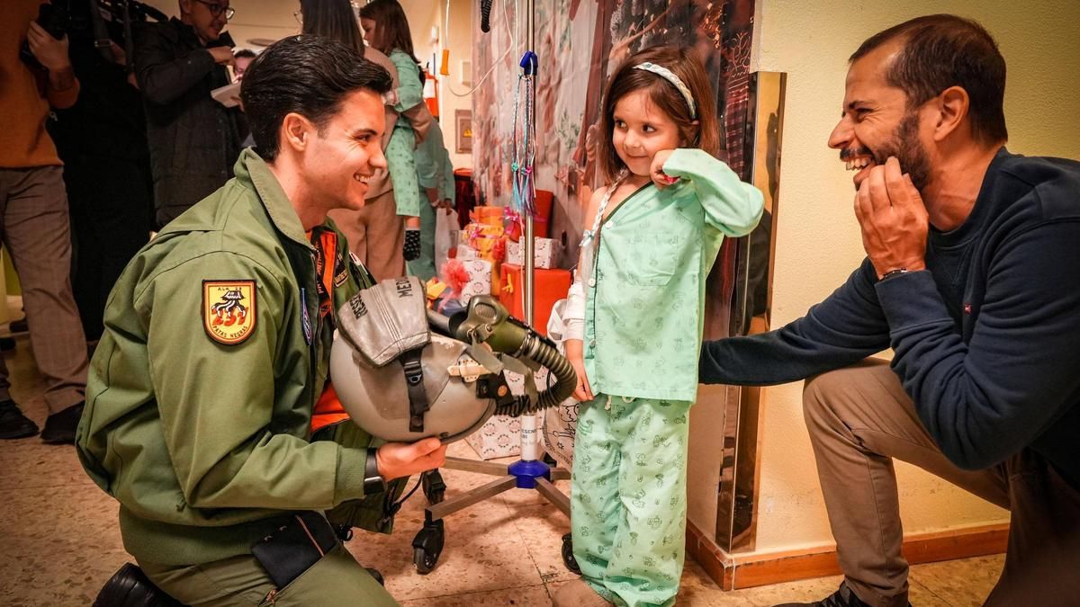 Los pilotos del Ejército del Aire visitan a los niños de la séptima planta del Materno Infantil de Badajoz.