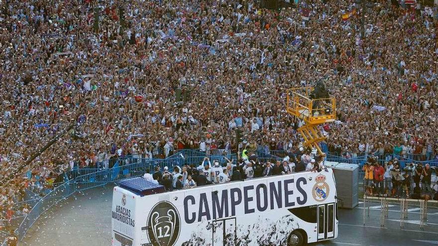 El autobús con los jugadores del Real Madrid, en una abarrotada plaza de la Cibeles. // Paul Hanna