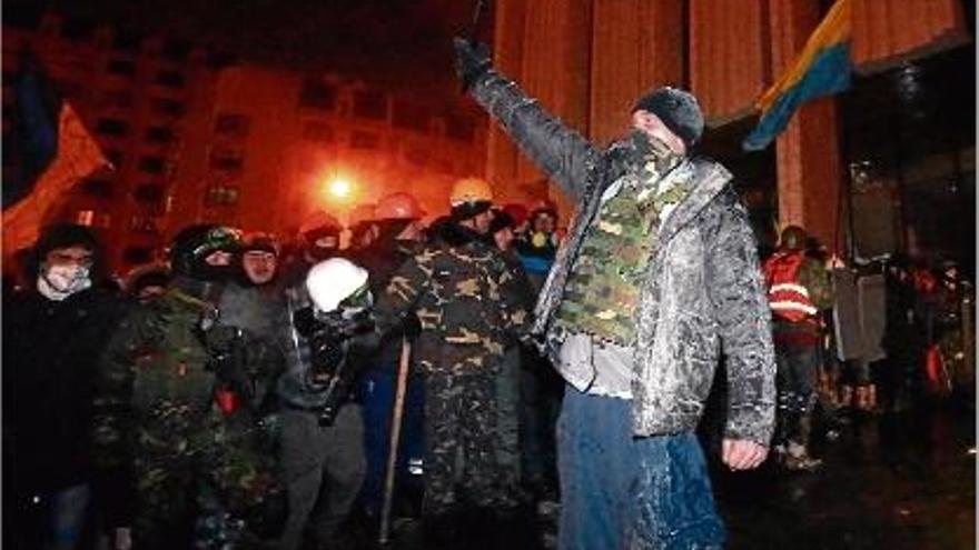 Un grup de manifestants intenta assaltar un edifici governamental a Kíev.