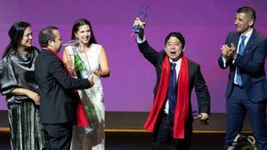 El chef Mitsuharu Micha Tsumura, tras recoger el premio que distingue su restaurante, Maido, como el mejor del mundo de 2025, en la gala celebrada esta noche en Turín.