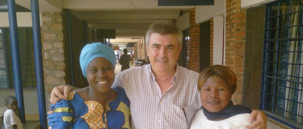 José Luis Fenrández Tonda, con dos enfermeras del hospital con el que colaboraba en Burundi.