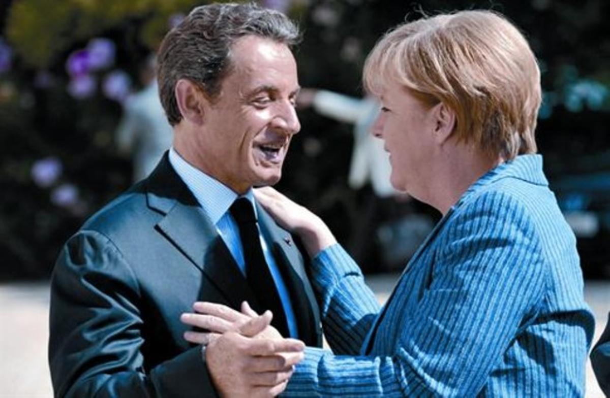 Nicolas Sarzoky dóna la benvinguda a Angela Merkel a l’Elisi el dia 16 d’agost.