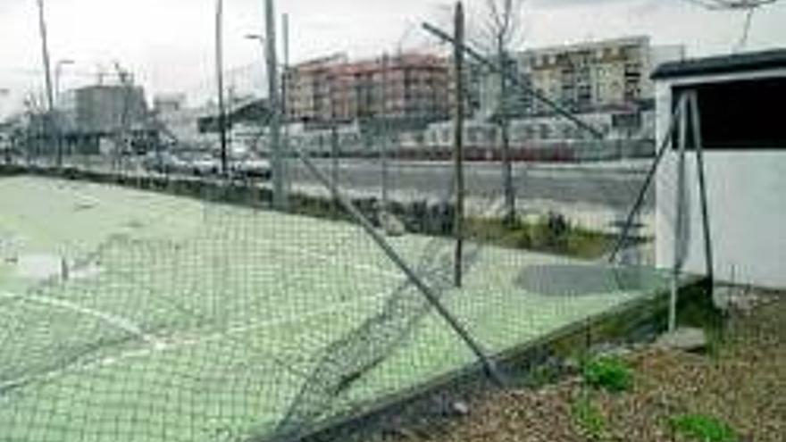 Queja vecinal por el mal estado de la pista deportiva de la zona del silo