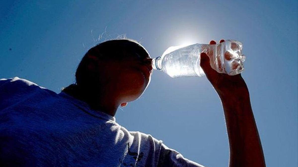 La OMS insta les persones a ingerir com a mínim dos litres d'aigua al dia.