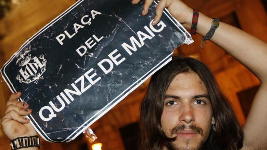 Alejandro, en la plaza del Ayuntamiento de Valencia, con la placa de la plaza renombrada.