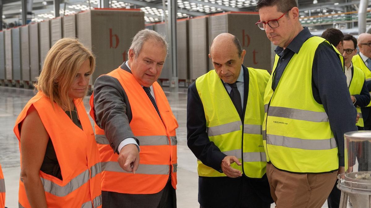 El ministro Hereu, junto a la delegada del Gobierno en la Comunitat, durante su visita a Porcelanosa.