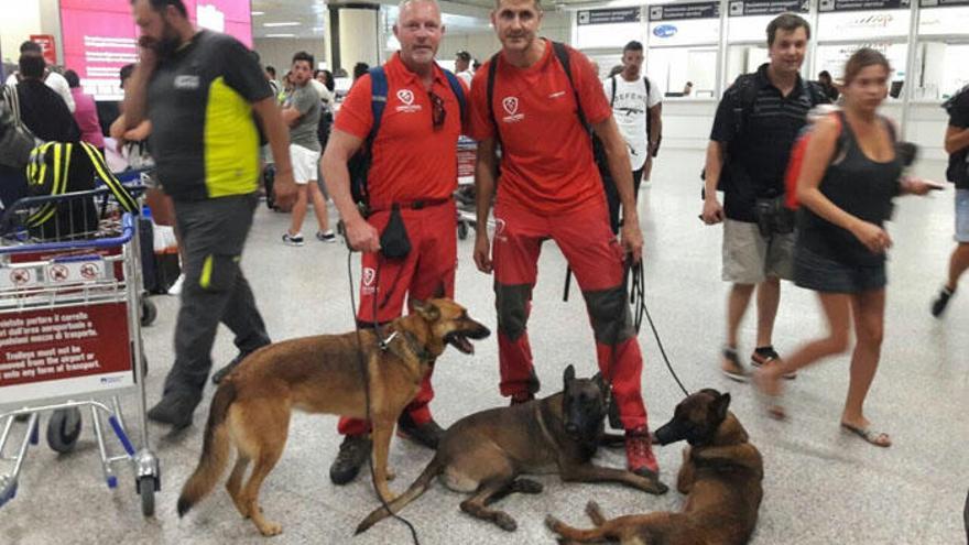 Rafael Porras y Cristóbal Rodríguez con los perros de la unidad canina.