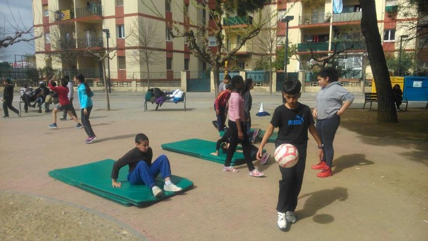 Els alumnes, fent activitats físiques.