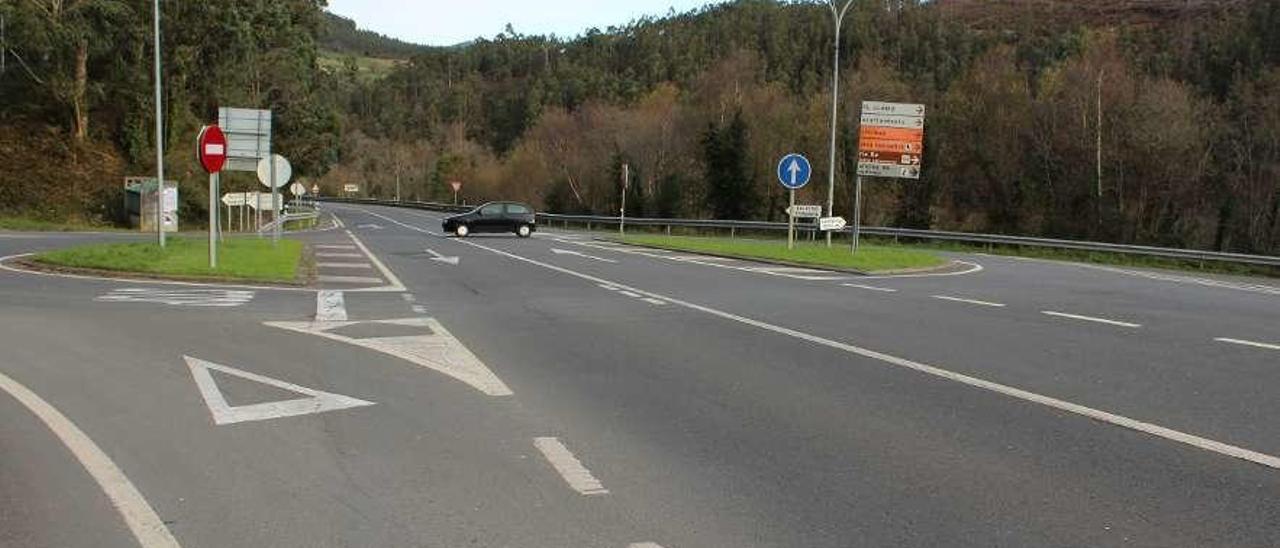 Un vehículo atraviesa la carretera nacional en el cruce de acceso a la capital santirseña.