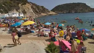 Xàbia baja la barrera en sus calas a las 9 de la mañana al estar ya a tope de coches