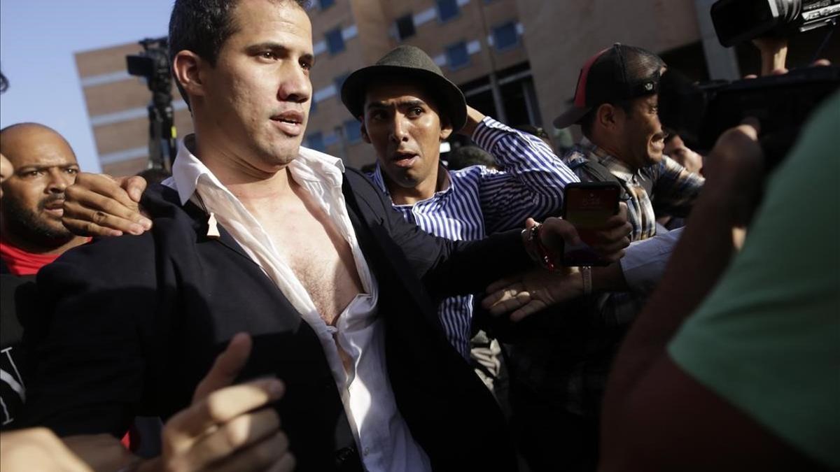 Guaidó, con la camisa rota tras ser zarandeado en el aeropuerto de Caracas.