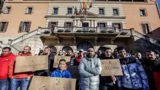 La alcaldesa 'ultra' de Ripoll veta el cartel ganador de la Festa Major porque hay una mujer con velo