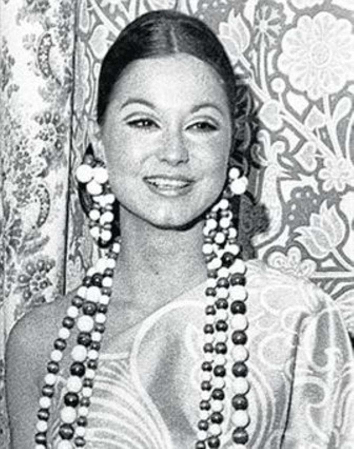 L’EVOLUCIÓ 3Cara de pa la de Martínez-Bordíu a la foto del maig del 1975. El gest se li va refrescar com certifiquen la imatge del 1990 i la del ball a la tele d’anys després. La congelació d’Isabel Preysler, en tres fases: nòvia de Julio Iglesias (1968), senyora Boyer (1990) i bombó (2011). L’EVOLUCIÓ 3Cara de pa la de Martínez-Bordíu a la foto del maig del 1975. El gest se li va refrescar com certifiquen la imatge del 1990 i la del ball a la tele d’anys després. La congelació d’Isabel Preysler, en tres fases: nòvia de Julio Iglesias (1968), senyora Boyer (1990) i bombó (2011).