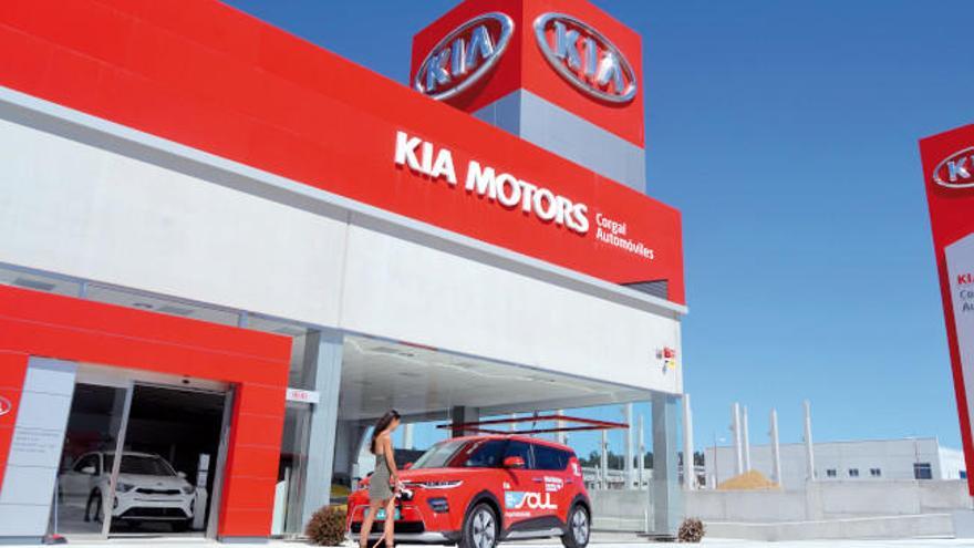 La modelo Andrea Álvarez, con el Kia Soul electrificado en las nuevas instalaciones en Carballo. MIRIAM MATA