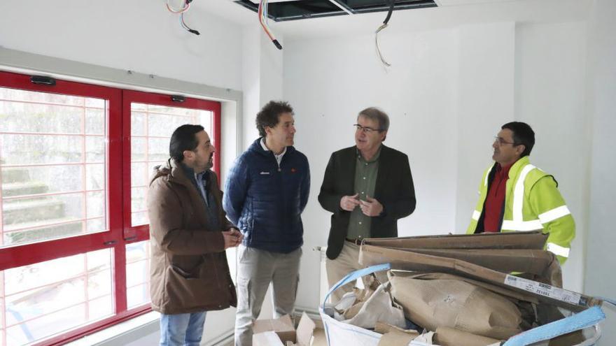 Manuel Pardo (segundo por la derecha) visitas las obras de los juzgados de O Carballiño. |  Fdv