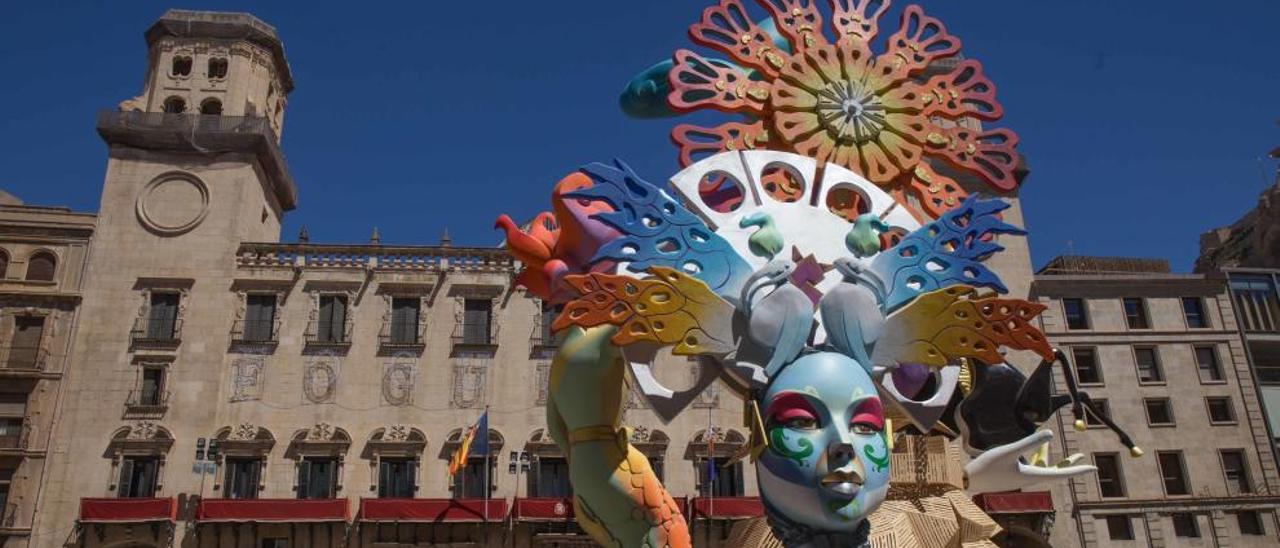 La Hoguera Oficial de la plaza del Ayuntamiento del pasado mes de junio, obra de Espadero.