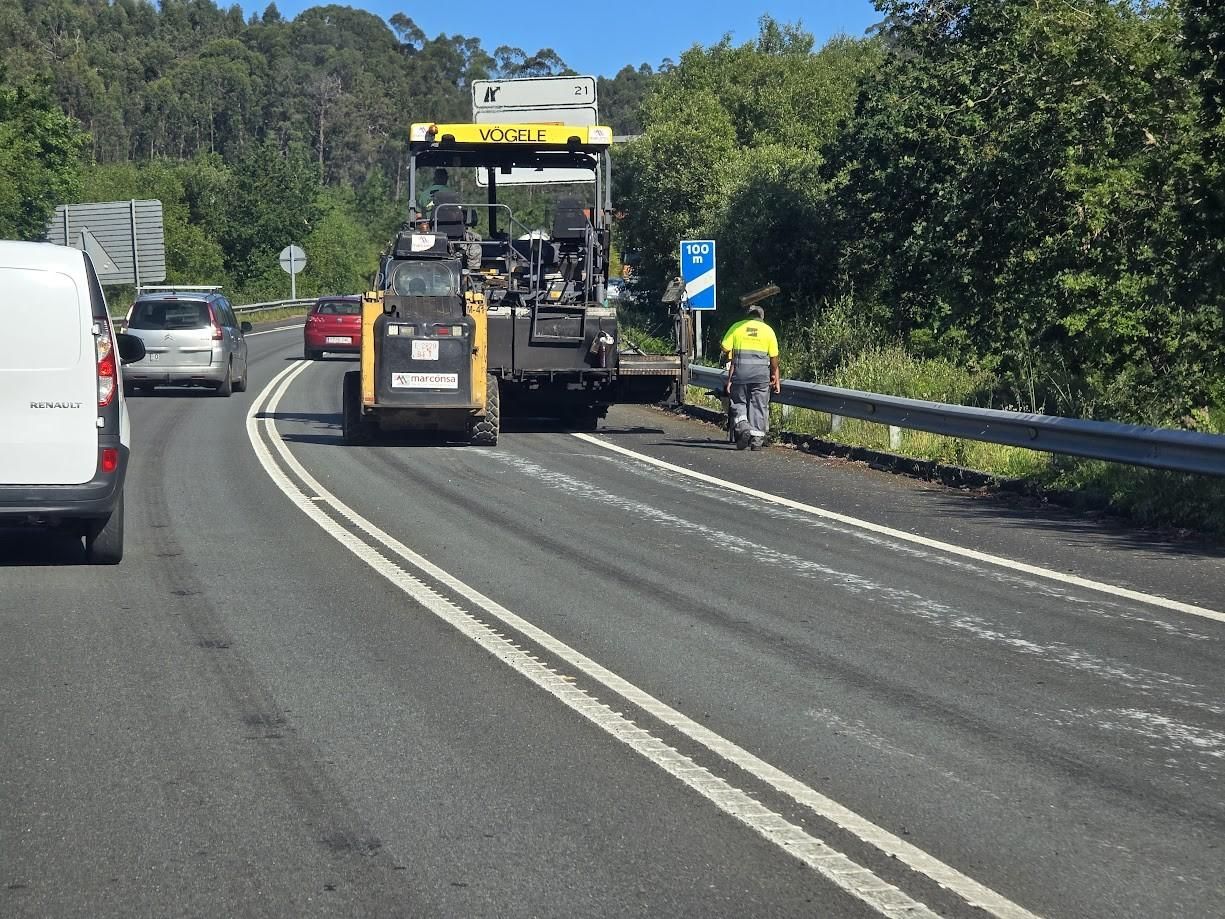 Las obras de "parcheado" en la vía rápida de Sanxenxo, entre la Autovía do Salnés y A Lanzada, están provocando importantes trastornos.