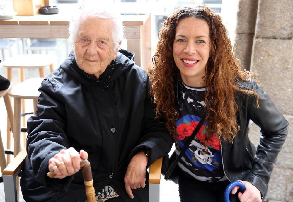 Antía Cal con la jugadora de balonmano Begoña Fernández