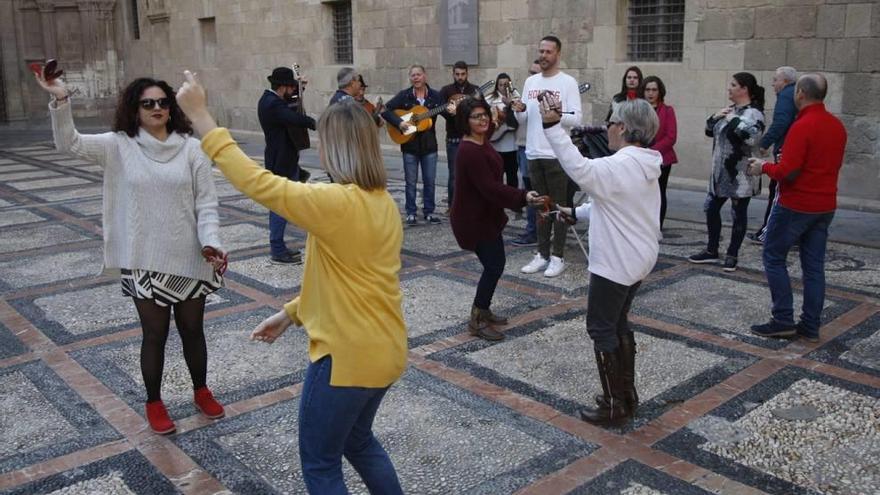 El &#039;sabor&#039; navideño de las cuadrillas inunda las calles