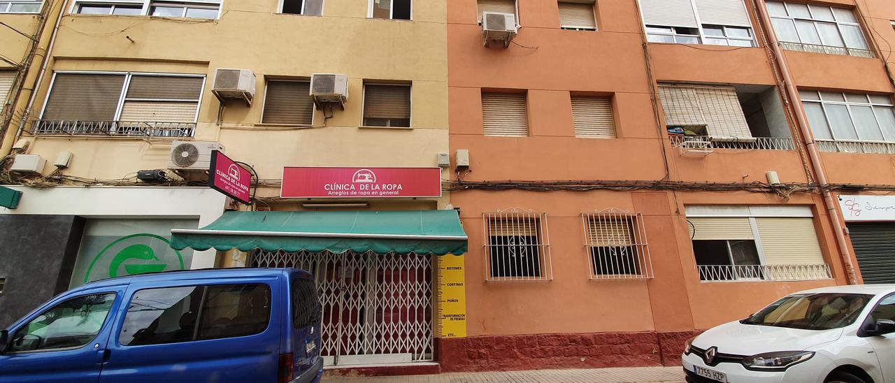 El herido cayó desde la ventana de una segunda planta.