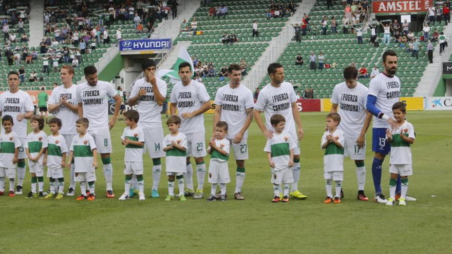 Los jugadores del Elche mandan «Fuerza para Carmona» antes de iniciarse el partido ante el Córdoba