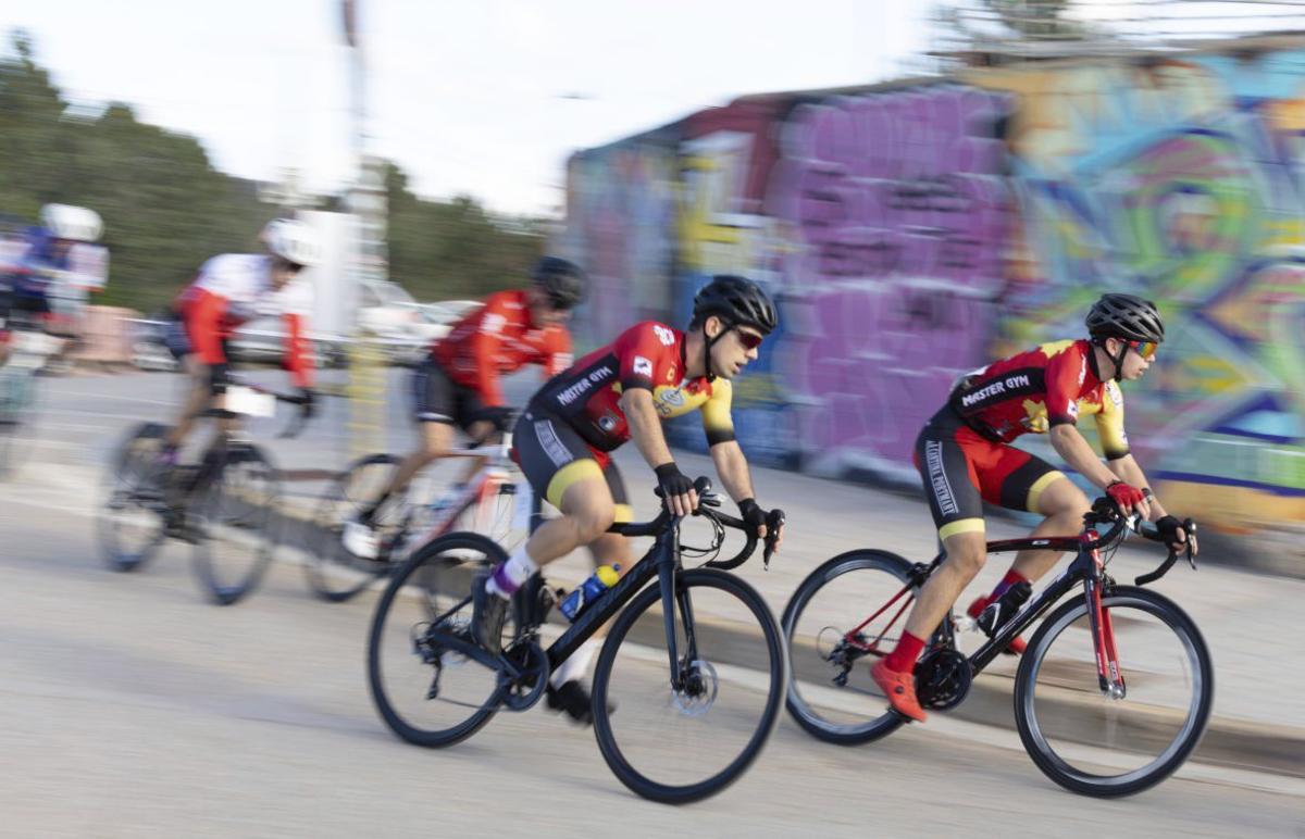 Los participantes de la Cursa de s’Indiot recorren las calles de la ciudad en bicicleta. | VICEN MARÍ