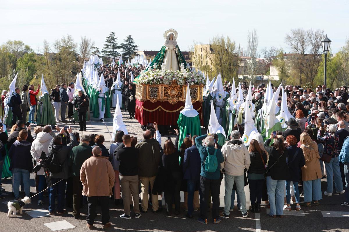 Zamoranos y visitantes admiran la imagen de la Virgen de la Esperanza el pasado Jueves Santo.